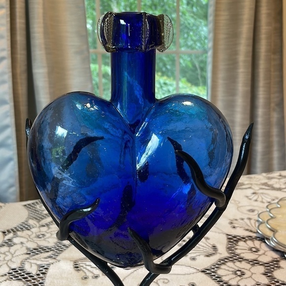 💓Host Pick💓 Cobalt Blue Handblown Heart Shaped Vase Metal Hugging Vines - Picture 2 of 15